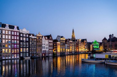 Hollanda 'da gece boyunca Damrak kilisesi Amsterdam' da Dansçı Evleri. Yüksek kalite fotoğraf