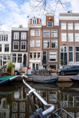 Amsterdam 'daki depolar. Hollanda' da. Önlerinde bisikletle. Yüksek kalite fotoğraf