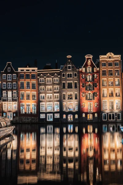 Dancing Houses Damrak Άμστερνταμ Νύχτα Ολλανδία Ολλανδία Υψηλής Ποιότητας Φωτογραφία — Φωτογραφία Αρχείου