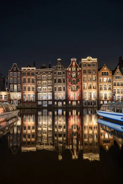 Dancing Houses Damrak Amsterdam Durante Notte Olanda Olanda Foto Alta — Foto Stock