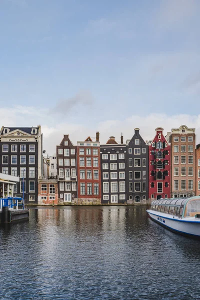 Dancing Houses Damrak Άμστερνταμ Κατά Διάρκεια Της Ημέρας Ολλανδία Ολλανδία — Φωτογραφία Αρχείου