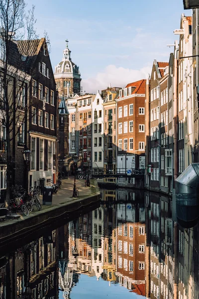 Διώρυγες Του Άμστερνταμ Αποθήκες Και Καθεδρικό Ναό Κάτω Holland Υψηλής — Φωτογραφία Αρχείου