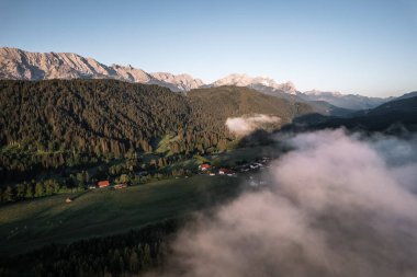 Eibsee 'nin Bavyera, Almanya' daki insansız hava aracı resmi. Yüksek kalite fotoğraf