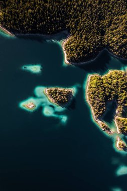 Eibsee 'nin Bavyera, Almanya' daki insansız hava aracı resmi. Yüksek kalite fotoğraf