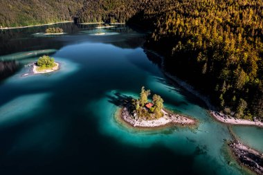 Eibsee 'nin Bavyera, Almanya' daki insansız hava aracı resmi. Yüksek kalite fotoğraf