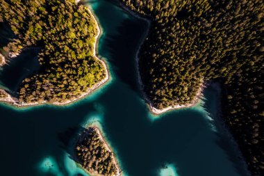 Eibsee 'nin Bavyera, Almanya' daki insansız hava aracı resmi. Yüksek kalite fotoğraf