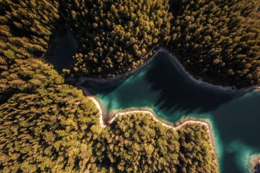 Eibsee 'nin Bavyera, Almanya' daki insansız hava aracı resmi. Yüksek kalite fotoğraf