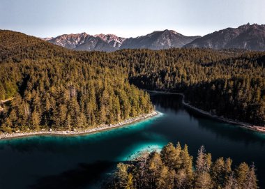 Eibsee 'nin Bavyera, Almanya' daki insansız hava aracı resmi. Yüksek kalite fotoğraf