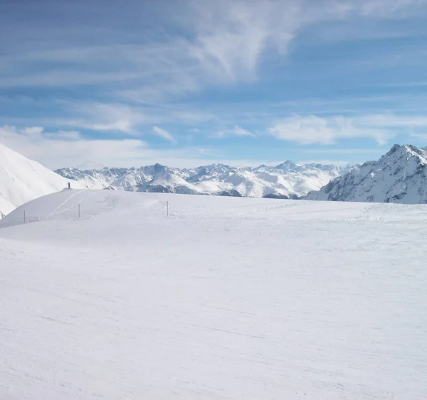 Encosta Esqui Branco Coberto Neve Nas Montanhas — Fotografia de Stock