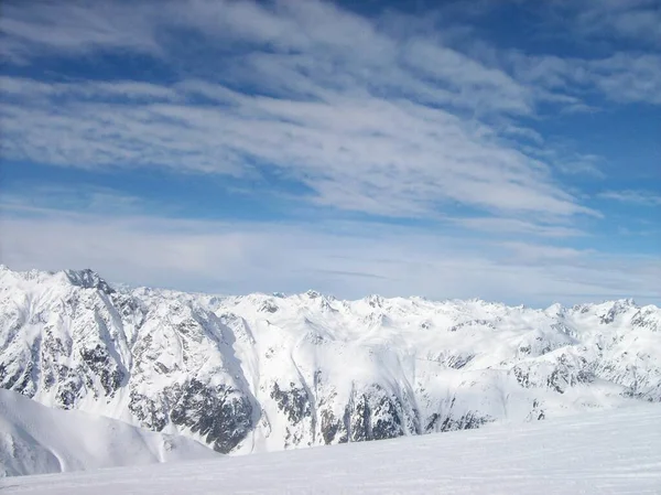 Χιόνι Στις Αυστριακές Άλπεις Και Γαλανός Ουρανός — Φωτογραφία Αρχείου