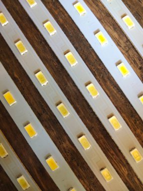 Tahta bir kapıyı kapat.