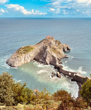 Mavi gökyüzüyle deniz kıyısını görmek