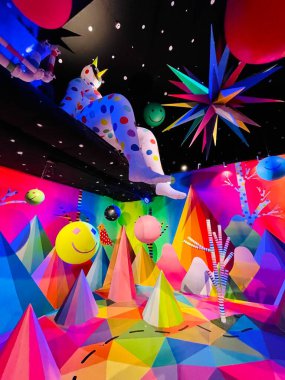 Farklı geometrik nesnelerle renkli parlak konfeti arkaplanı