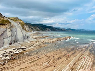 Güzel deniz manzarası ve kumsal.