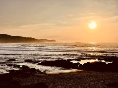 Denizin üzerinde güzel bir gün batımı