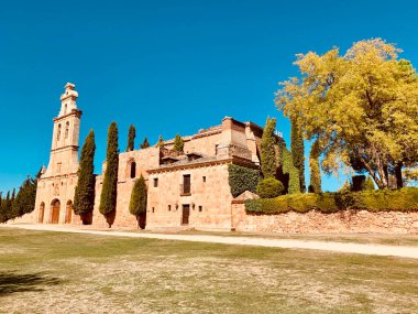 Cabarceno 'da Suricato sentado