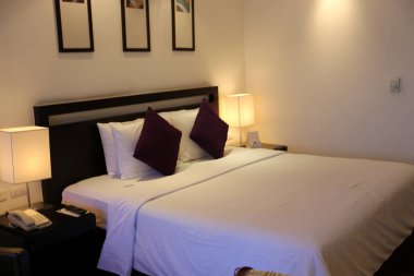 otel odasında yatak