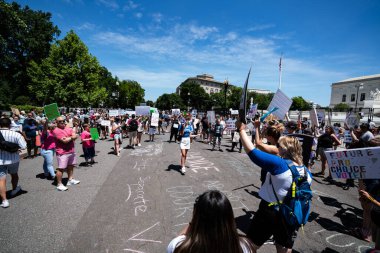  chanting crowed about there rights 