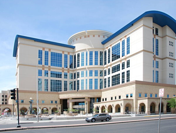 Современное здание в центре Альбукерке, Нью-Мексико