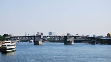 Portland, Oregon 'daki Willamette Nehri' nde Panorama
