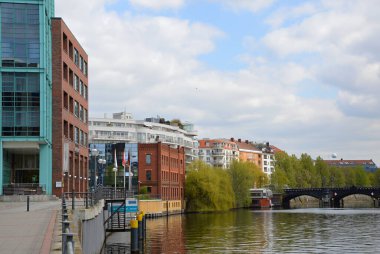 Berlin 'deki Moabit mahallesindeki River Spree Panorama, Almanya' nın başkenti..