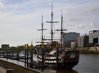 Hanse City Bremen 'de Weser Nehri üzerindeki tarihi yelkenli gemi.