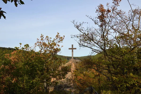 萨克森 安哈尔特哈尔兹山秋季伊尔斯坦岩石上的十字架 — 图库照片