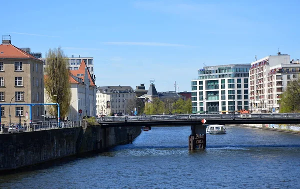 Almanya 'nın başkenti Berlin' in Mitte semtindeki River Spree Panorama 'da.