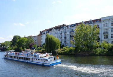 Nehir kıyısındaki Panorama Mahallesi Moabit, Tiergarten Berlin, Almanya 'nın başkenti