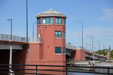 Wisconsin 'deki Green Bay kasabasındaki Fox River' da gezinti güvertesi.