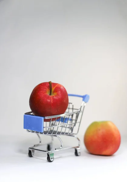 Pommes Rouges Sucrées Dans Chariot Épicerie Fer Avec Une Poignée — Photo