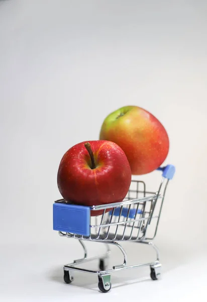 Pommes Douces Rondes Rouges Dans Chariot Épicerie Fer Avec Une — Photo