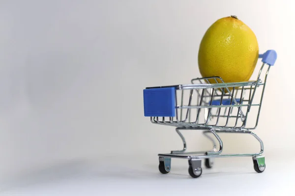 Citron Jaune Aigre Ovale Dans Chariot Épicerie Fer Avec Une — Photo