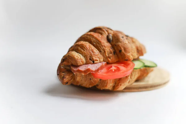 Croissant Saupoudré Graines Farcies Fromage Fondu Tomate Rouge Mûre Saucisse — Photo