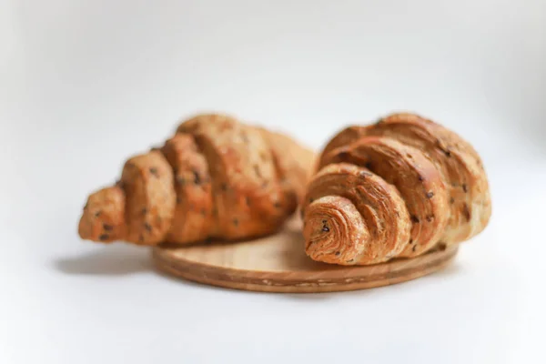 Deux Croissants Saupoudrés Graines Jardin Trouvent Sur Support Bois Cuisine — Photo
