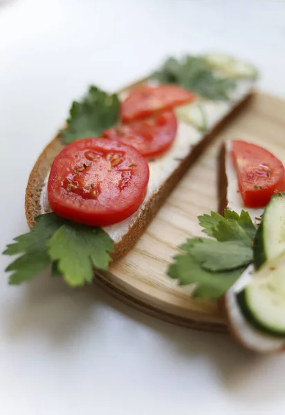 Dos Sándwiches Pan Negro Untados Con Queso Derretido Con Tomate —  Fotos de Stock