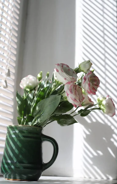 Pink Violet Flowers Green Vase Handle Stand Window White Blinds — Stock Photo, Image