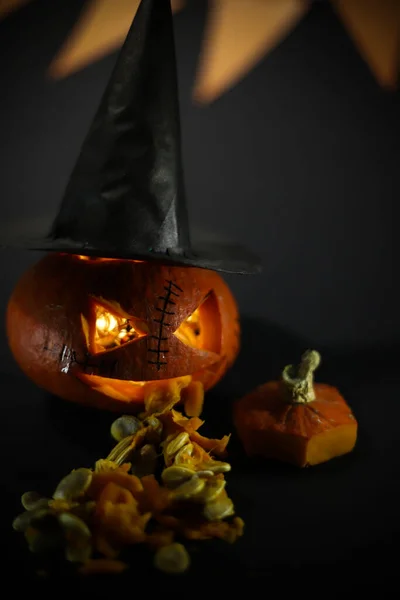 Una Calabaza Naranja Para Fiesta Halloween Con Rasgos Tallados Sombrero — Foto de Stock