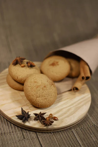 Varias Galletas Redondas Dulces Con Grietas Color Marrón Claro Encuentran — Foto de Stock