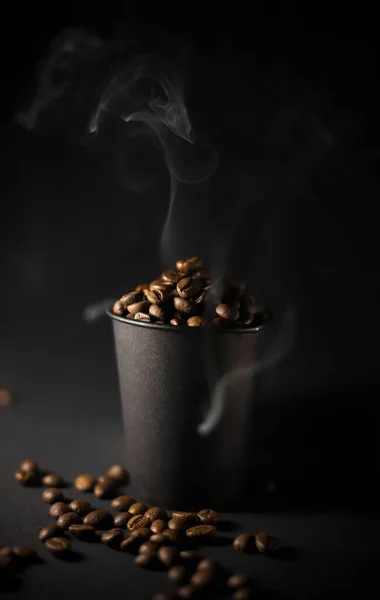 Svart Bakgrund Svart Hantverk Glas Full Kaffebönor Och Brun Färg — Stockfoto