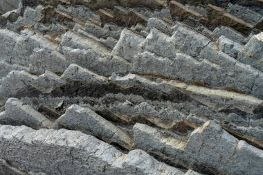 Birbiri üzerine istiflenmiş taş katmanları