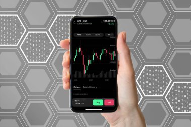 Frankfurt, Almanya - 03 01 2022: Para üssü Pro uygulaması modern akıllı telefonda gösterildi. Şifreli para birimi bitcoin 'ini Euro cinsinden takas etmek için akıllı telefon..