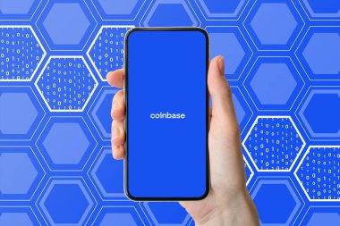 Frankfurt, Almanya - 03 04 2022: Para üssü uygulaması modern akıllı telefonda gösterildi. Coinbase.com dünyadaki en büyük kripto ticaret platformlarından biridir..