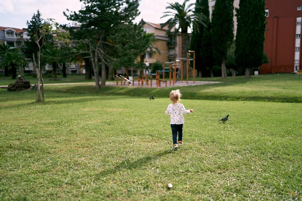 Little Girl Runs Green Lawn Playground House High Quality Photo —  Fotos de Stock