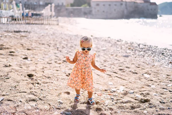 Маленька Дівчинка Сонцезахисних Окулярах Йдуть Пляжі Високоякісна Фотографія — стокове фото