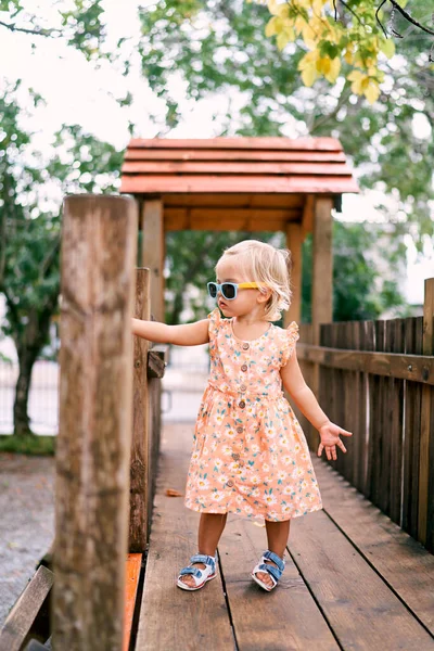 小女孩在操场上的一座木桥上走着 高质量的照片 — 图库照片