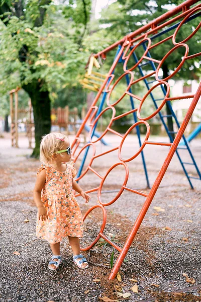 Bambina Guarda Una Scala Con Fori Rotondi Parco Giochi Foto — Foto Stock