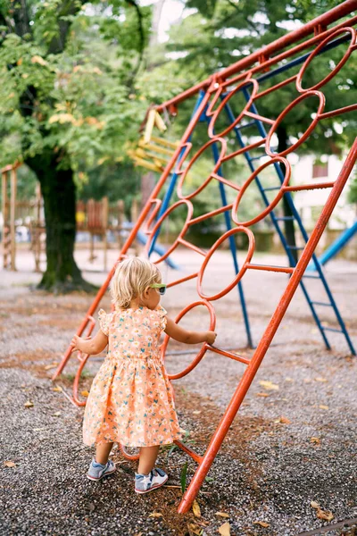 Κοριτσάκι Στέκεται Κοντά Μια Σκάλα Στρογγυλές Τρύπες Μια Παιδική Χαρά — Φωτογραφία Αρχείου