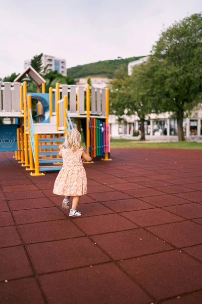 Menina Caminha Longo Parque Infantil Direção Slide Colorido Foto Alta — Fotografia de Stock