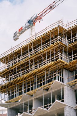 Kule vinci çok katlı bir binanın üzerinde yükseliyor. Yüksek kalite fotoğraf